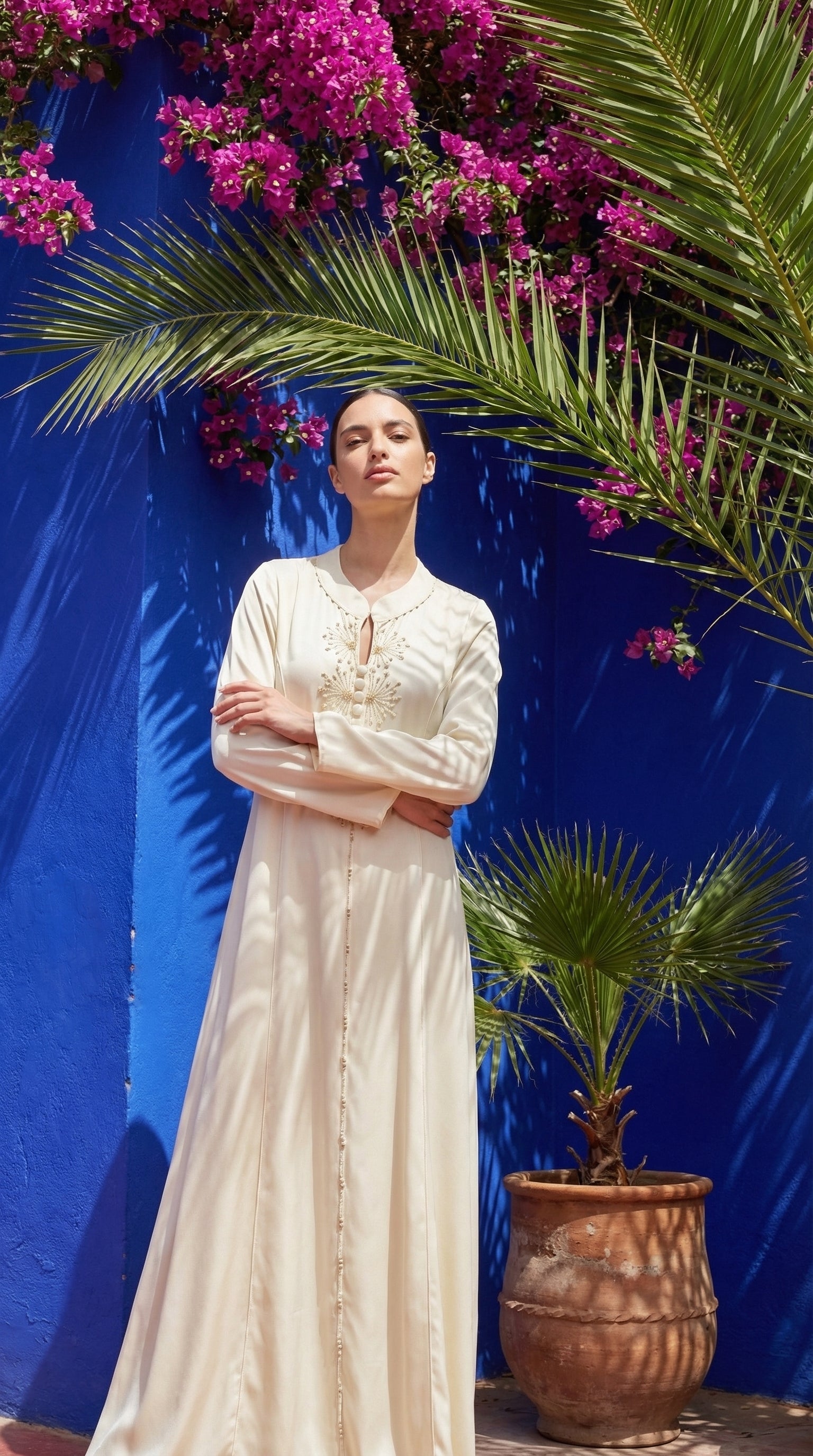 Femme portant une abaya longue moderne et fluide