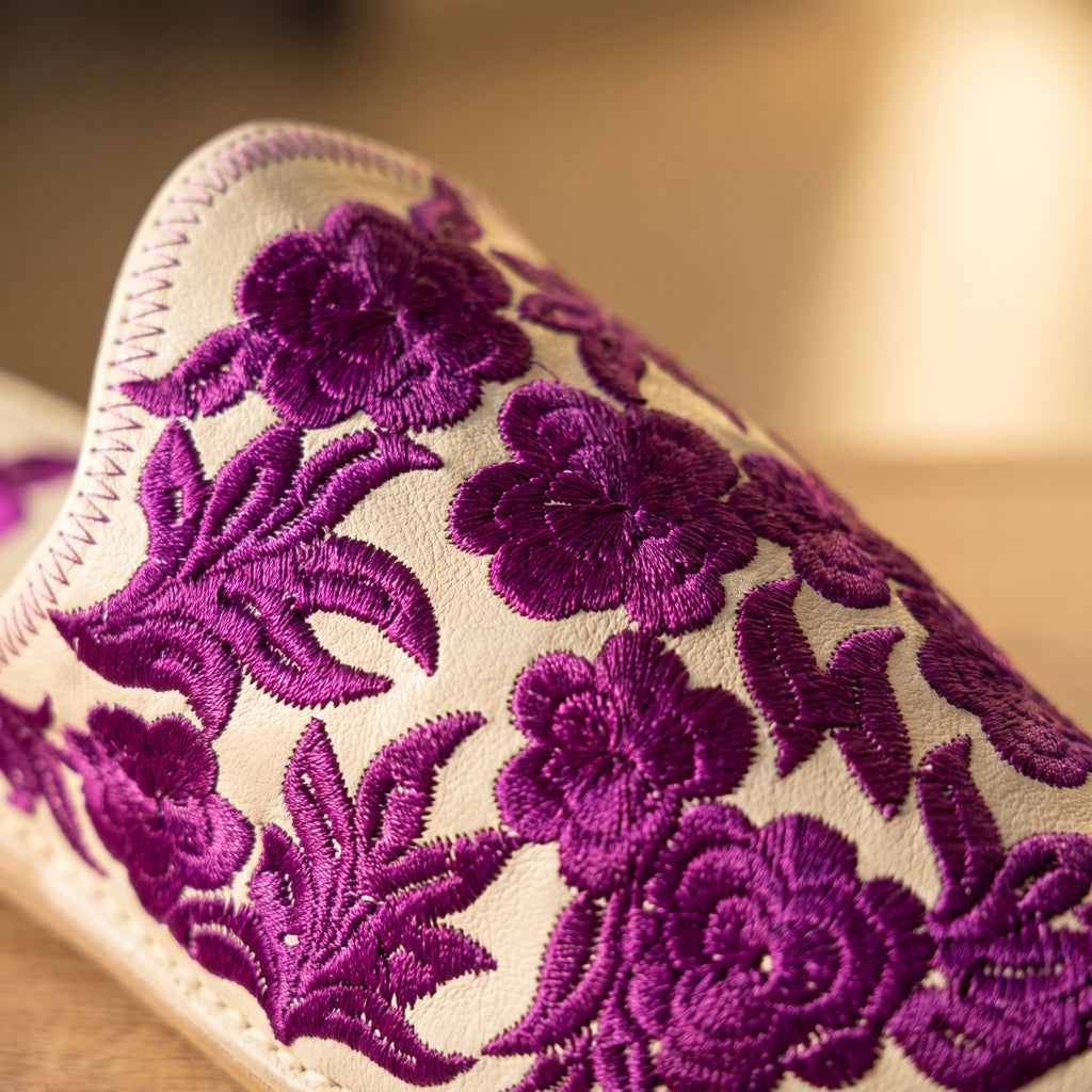 Babouche Ivoire Brodée Fleurs Violettes