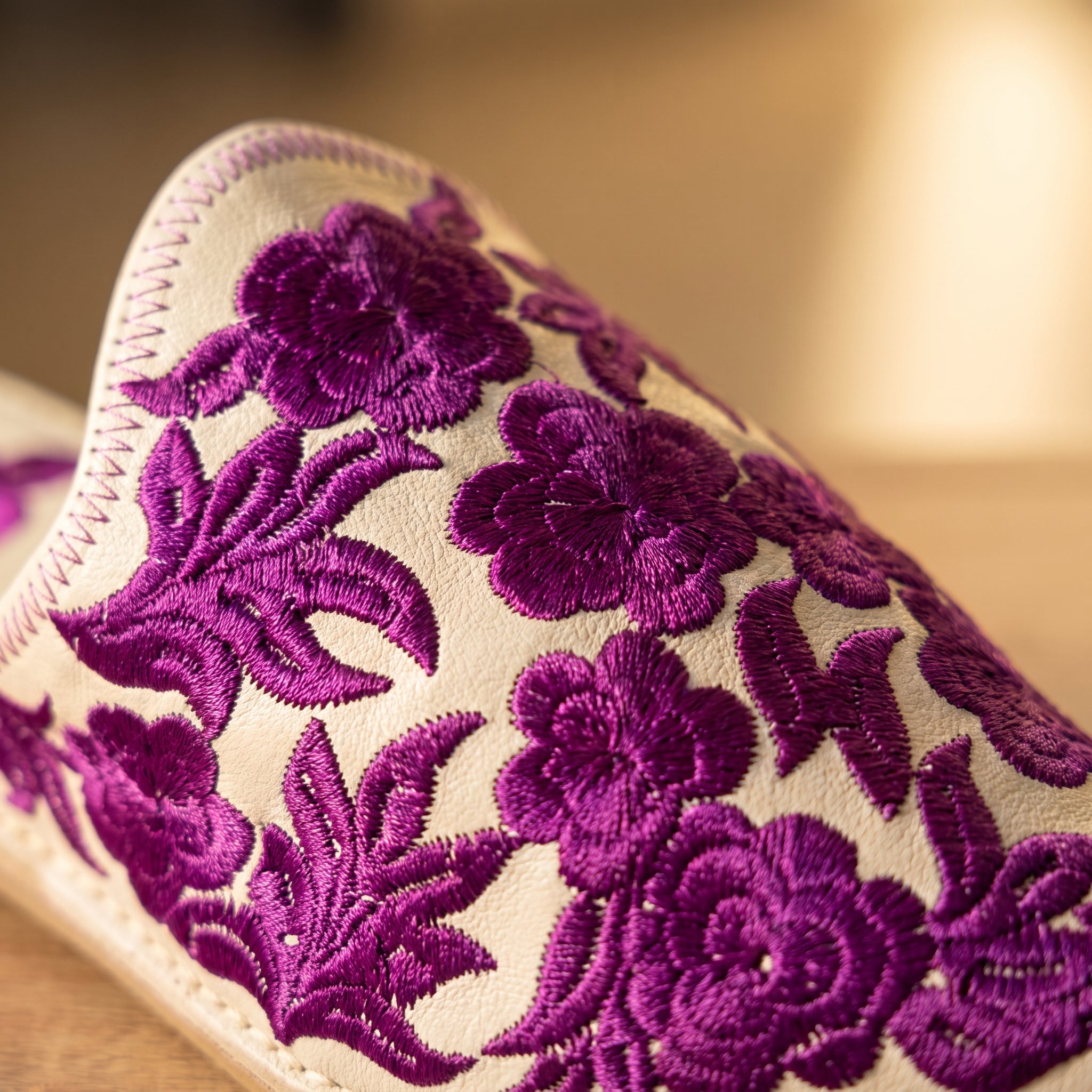 Babouche Ivoire Brodée Fleurs Violettes