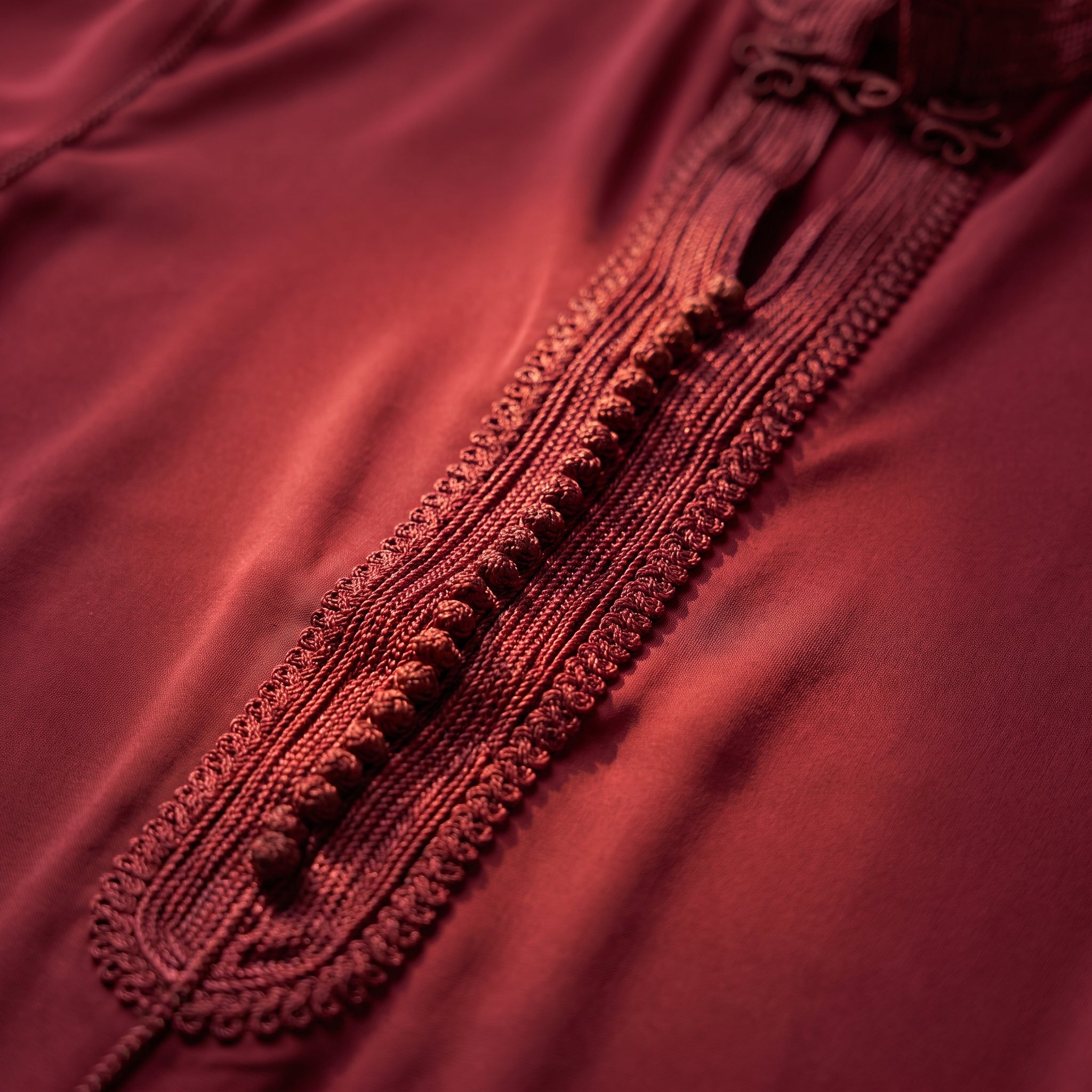 Caftan bordeaux col mandarin nœud tressé