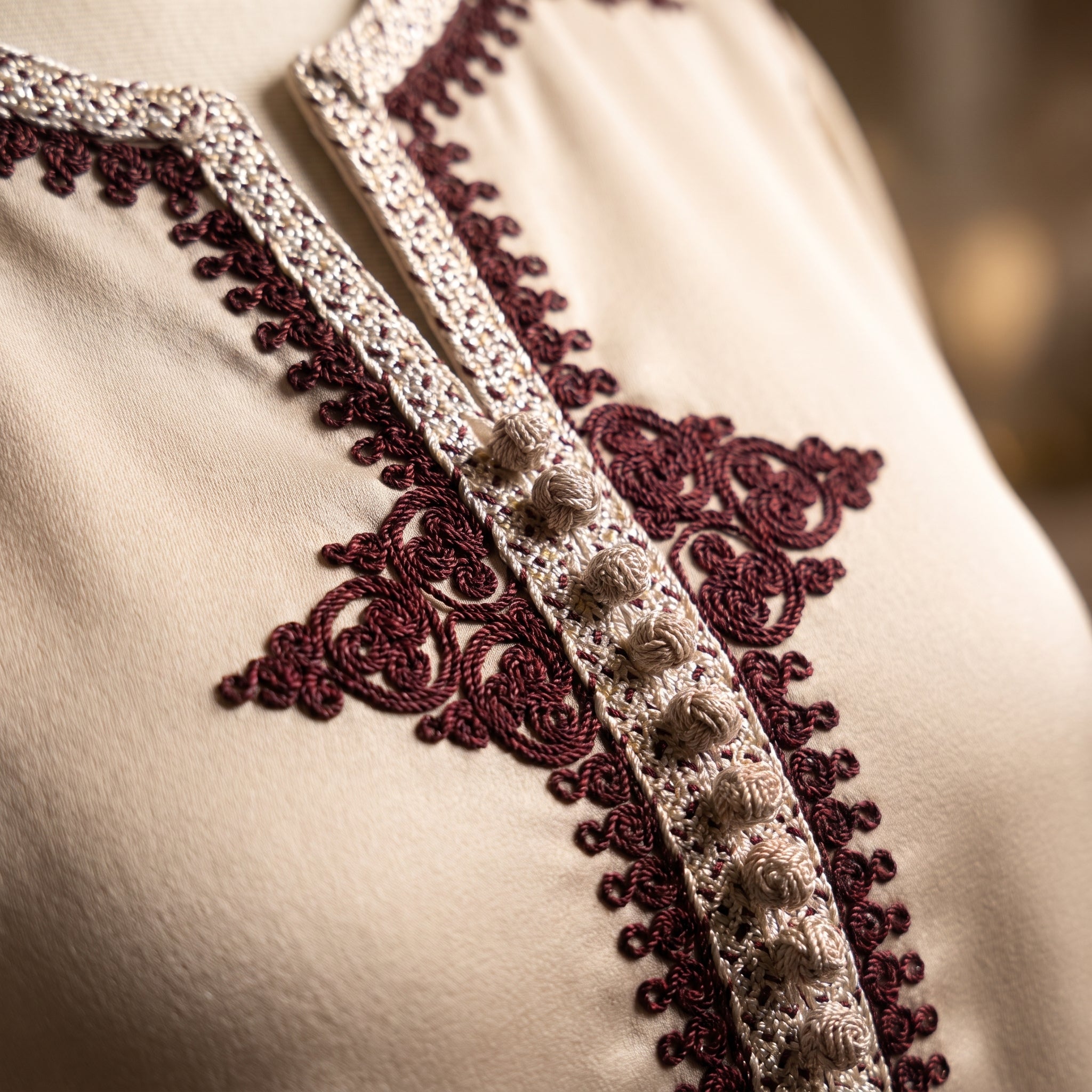 Caftan ivoire broderie losange bordeaux