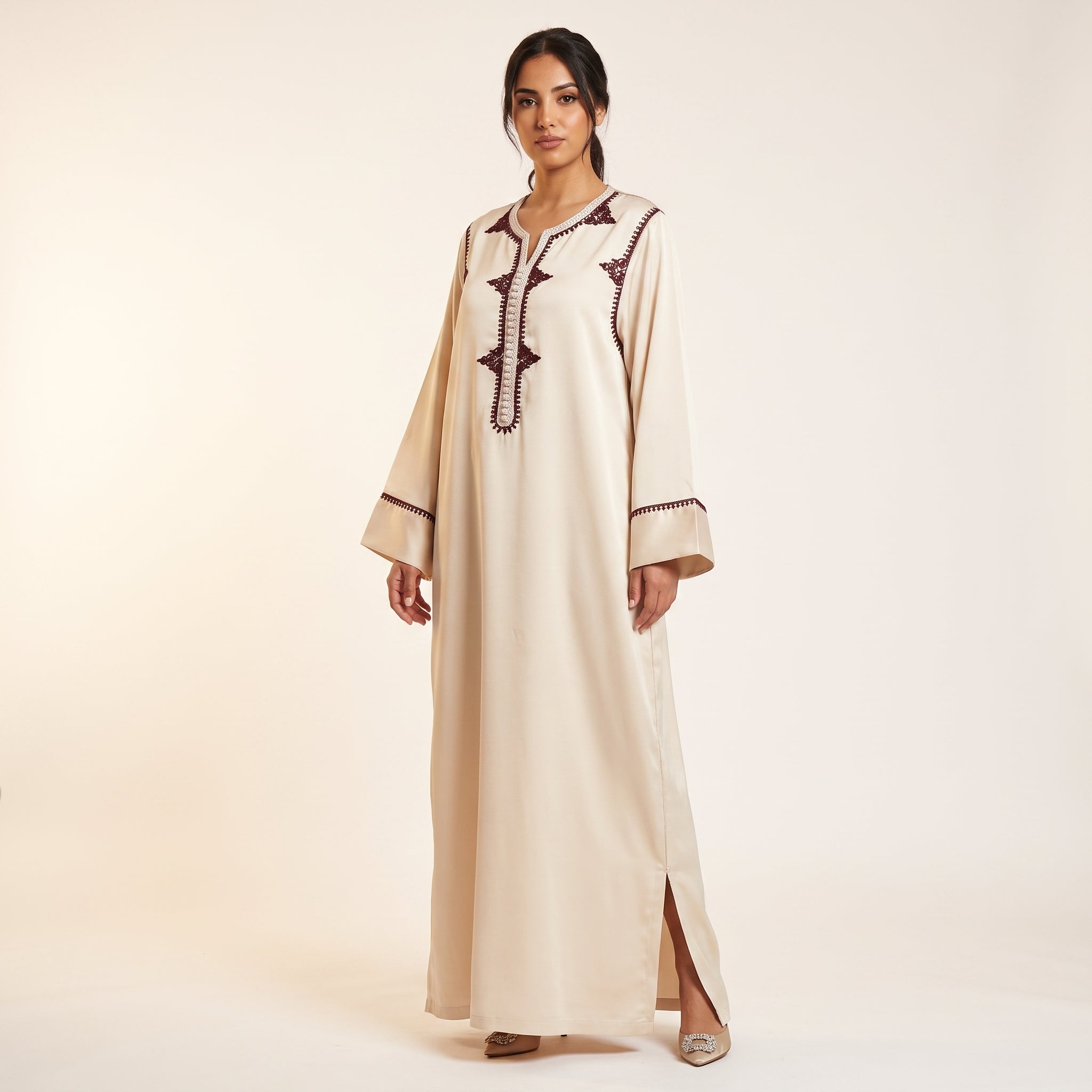 Caftan ivoire broderie losange bordeaux