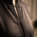 Caftan noir col mandarin nœud tressé