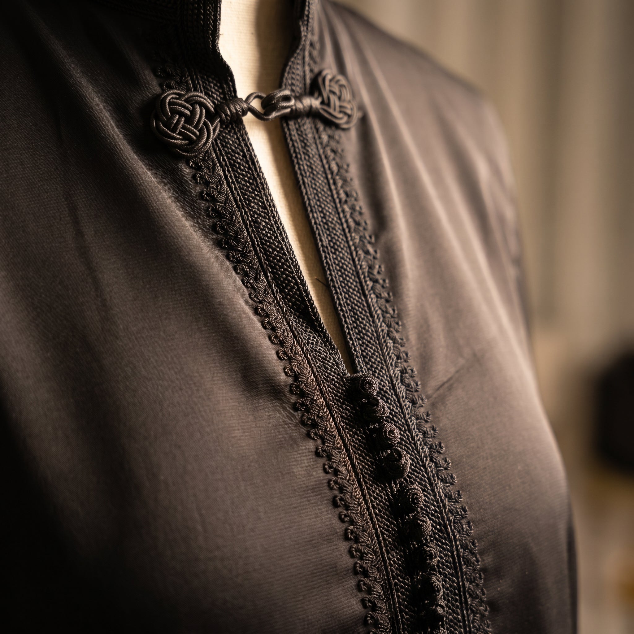 Caftan noir col mandarin nœud tressé