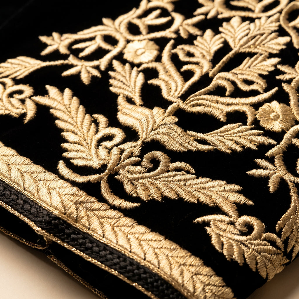Caftan velours noir Ntaâ broderies floraux au fil dorée