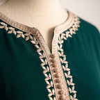 Caftan vert émeraude brodé fleurs ivoire