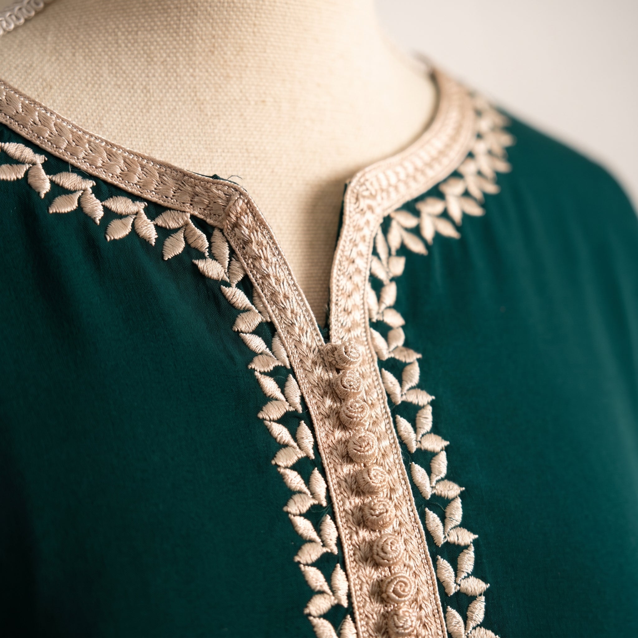 Caftan vert émeraude brodé fleurs ivoire