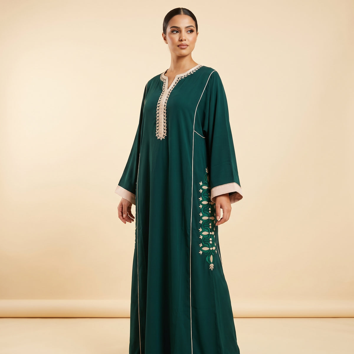 Caftan vert émeraude brodé fleurs ivoire