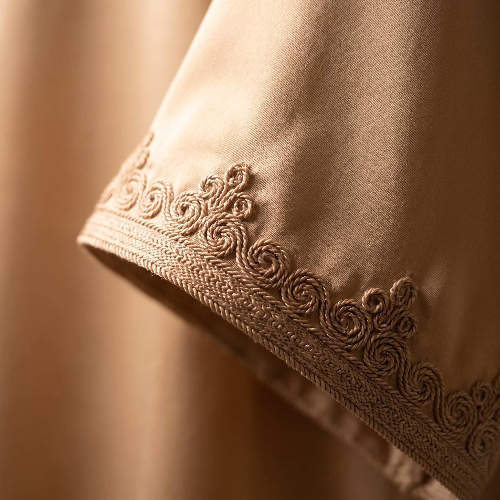 Djellaba beige capuche broderie tourbillon