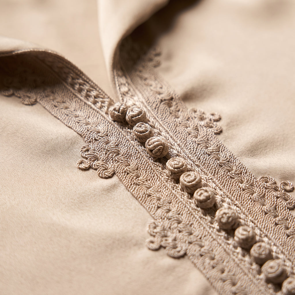 Djellaba beige capuche broderie tourbillon