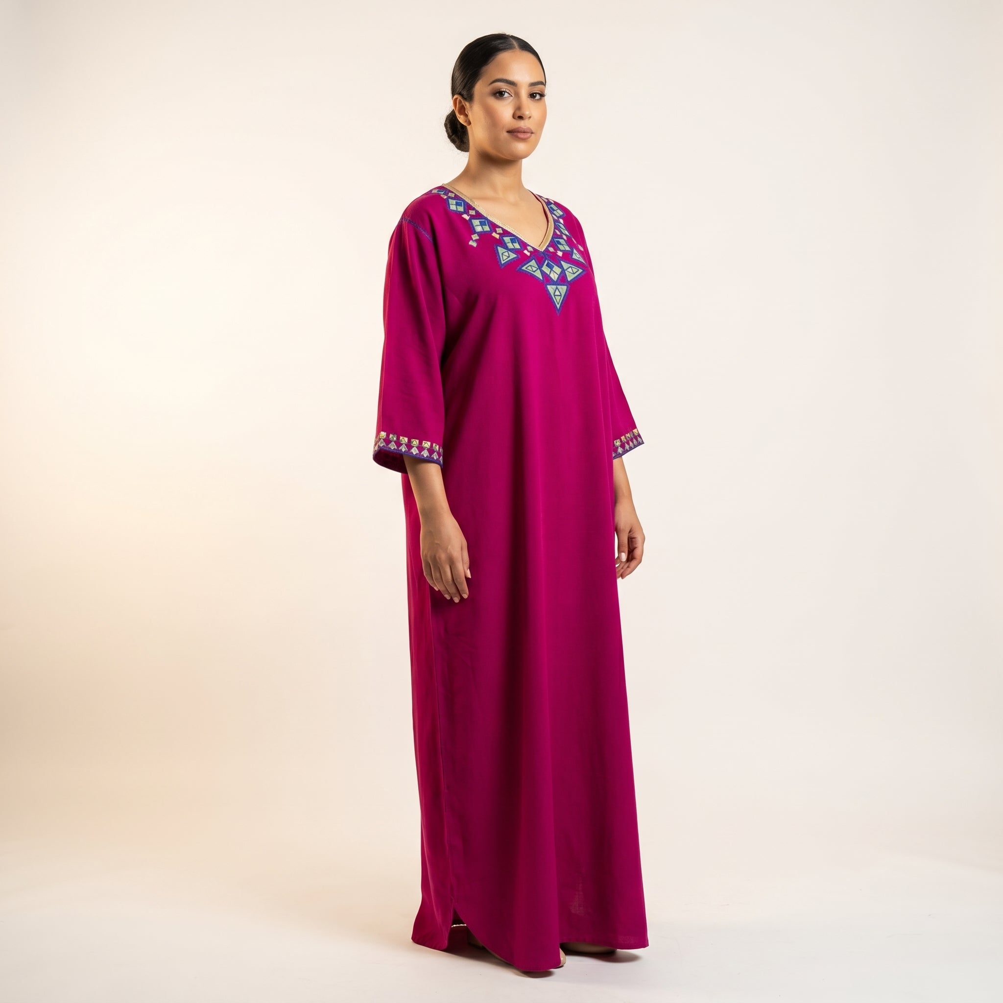 Gandoura fuschia broderies berbères bleues