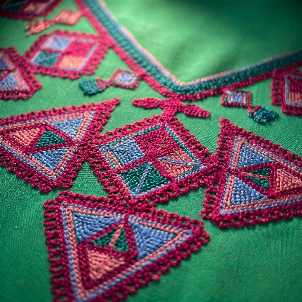 Gandoura verte broderies berbères violettes