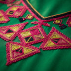 Gandoura verte broderies berbères fuschia