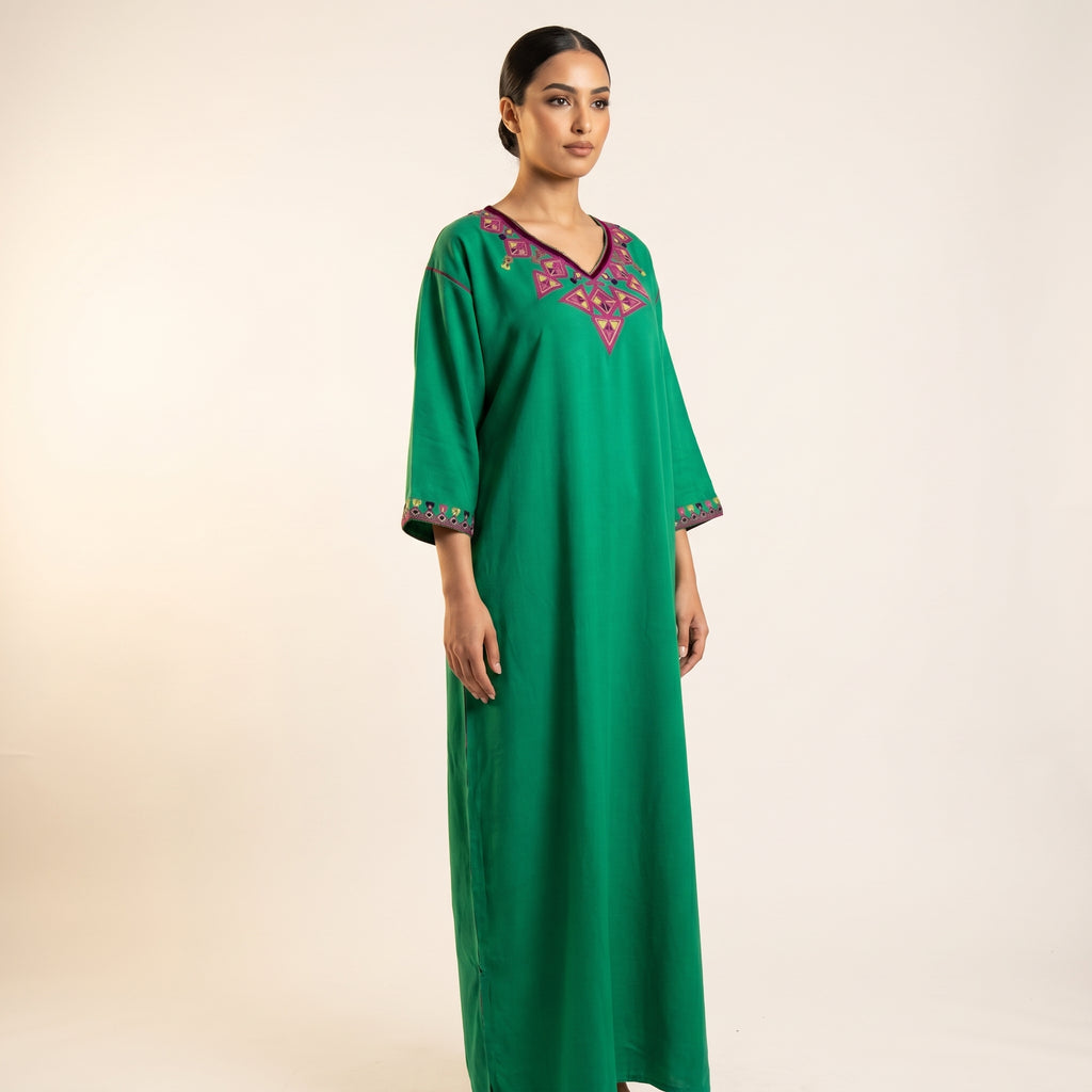 Gandoura verte broderies berbères fuschia