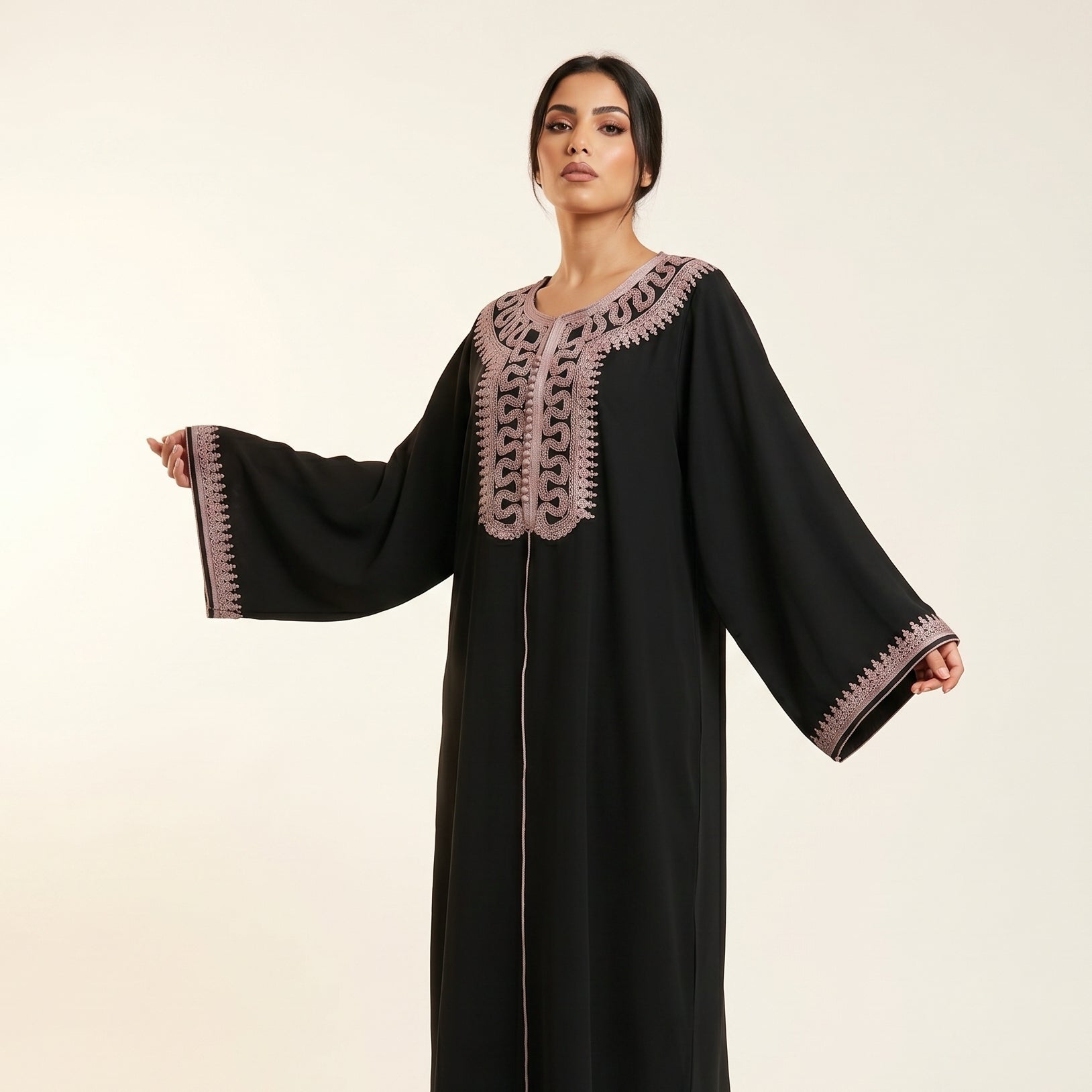 جلابية سوداء بزخارف عربية