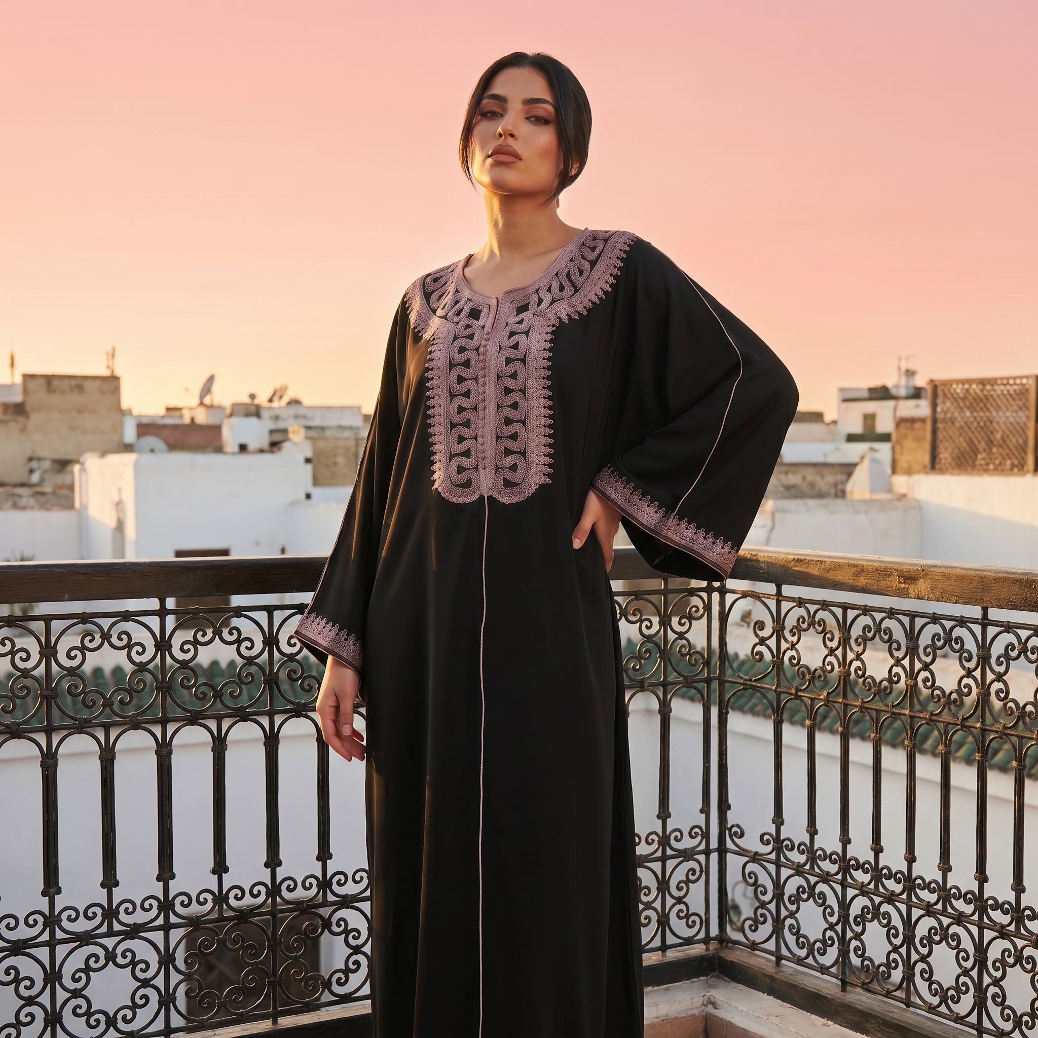 جلابية سوداء بزخارف عربية