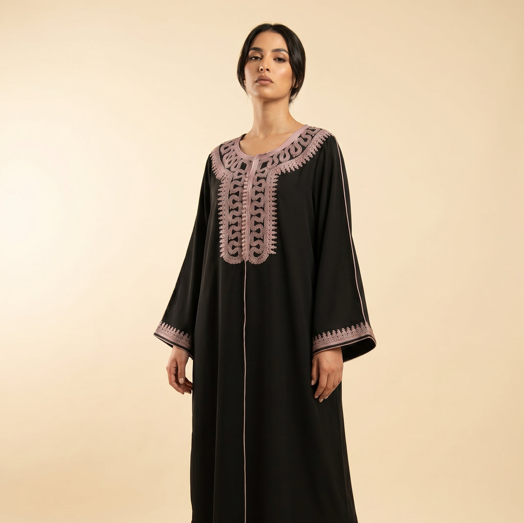 جلابية سوداء بزخارف عربية
