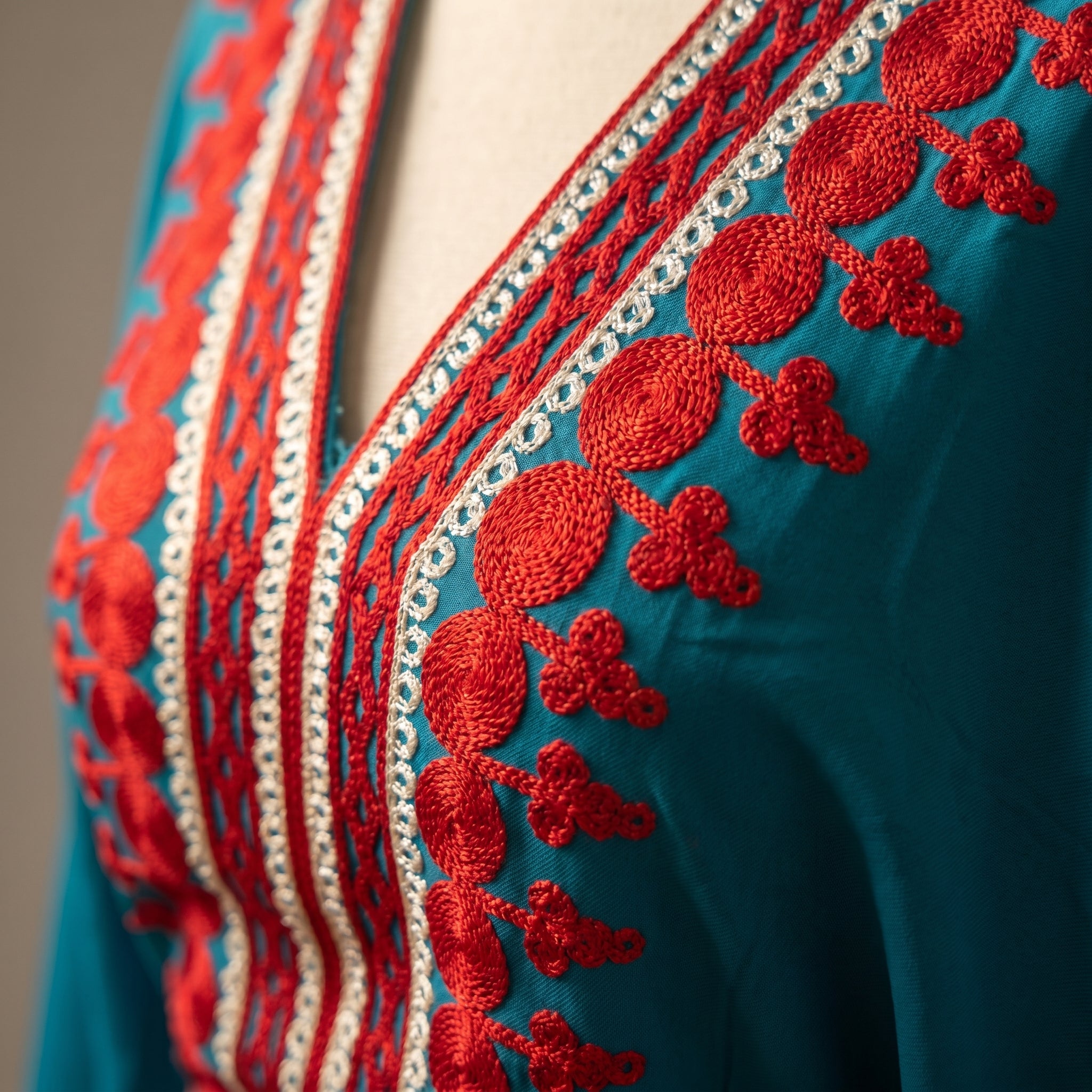 Gandoura farasha bleu pétrole broderies rouges