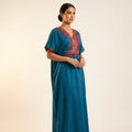 Gandoura farasha bleu pétrole broderies rouges