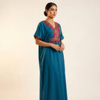 Gandoura farasha bleu pétrole broderies rouges