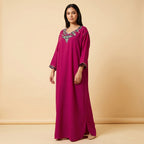 Gandoura fuschia broderies berbères vertes