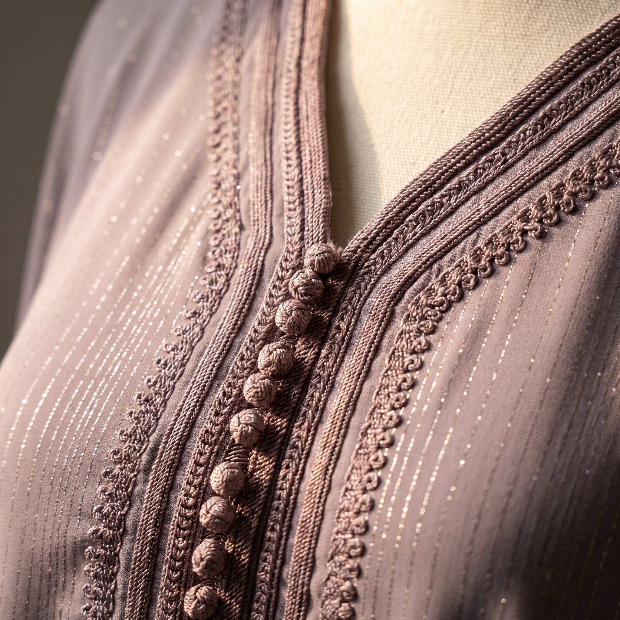 Caftan mauve strié fil argenté