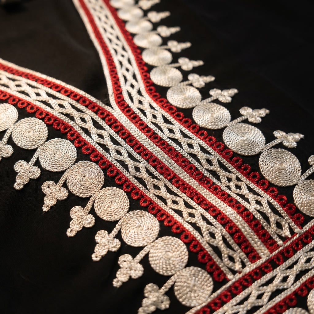 Gandoura farasha noire broderies argent et rouge