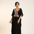 Gandoura farasha noire broderies argent et rouge