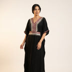 Gandoura farasha noire broderies argent et rouge