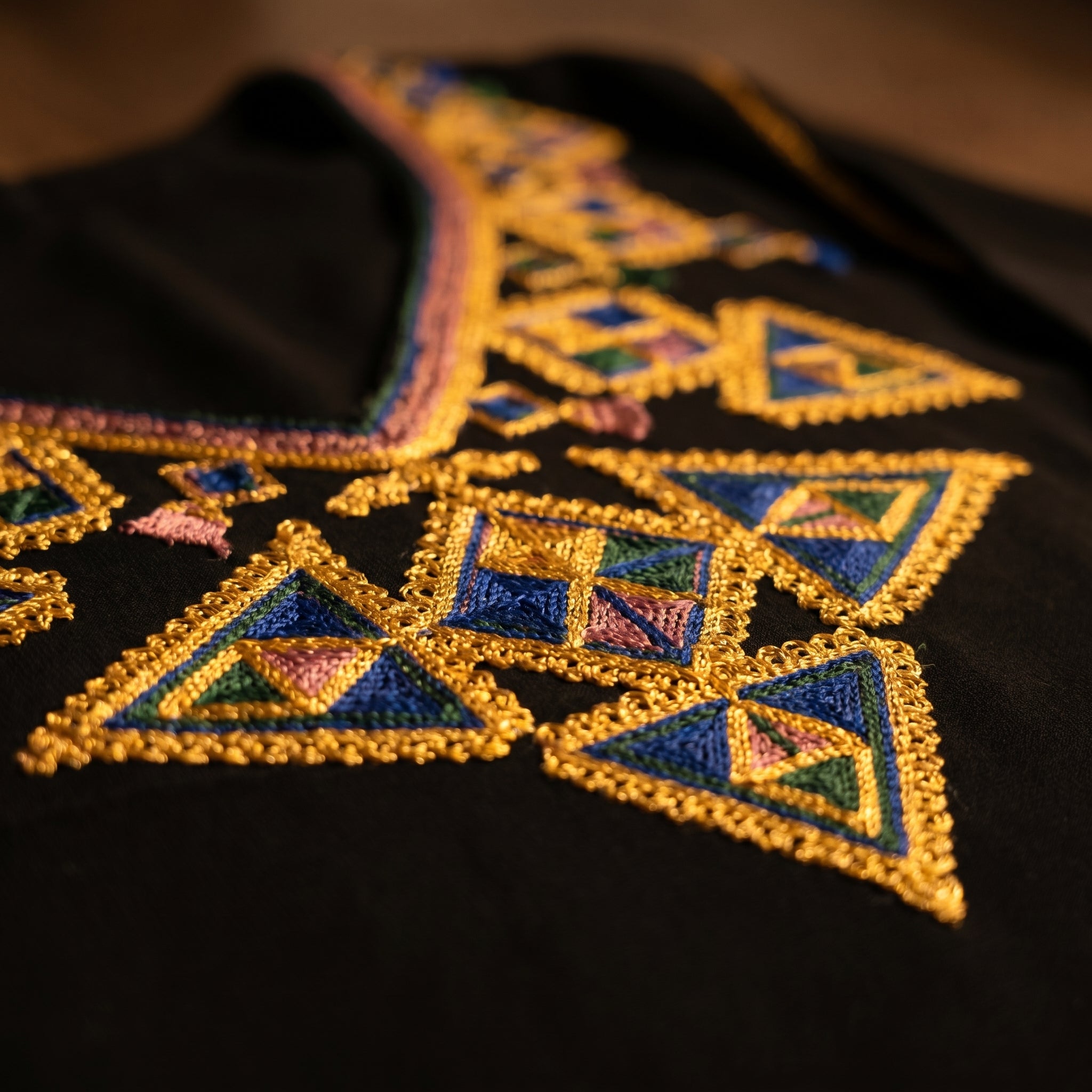 Gandoura noire broderies berbères dorées