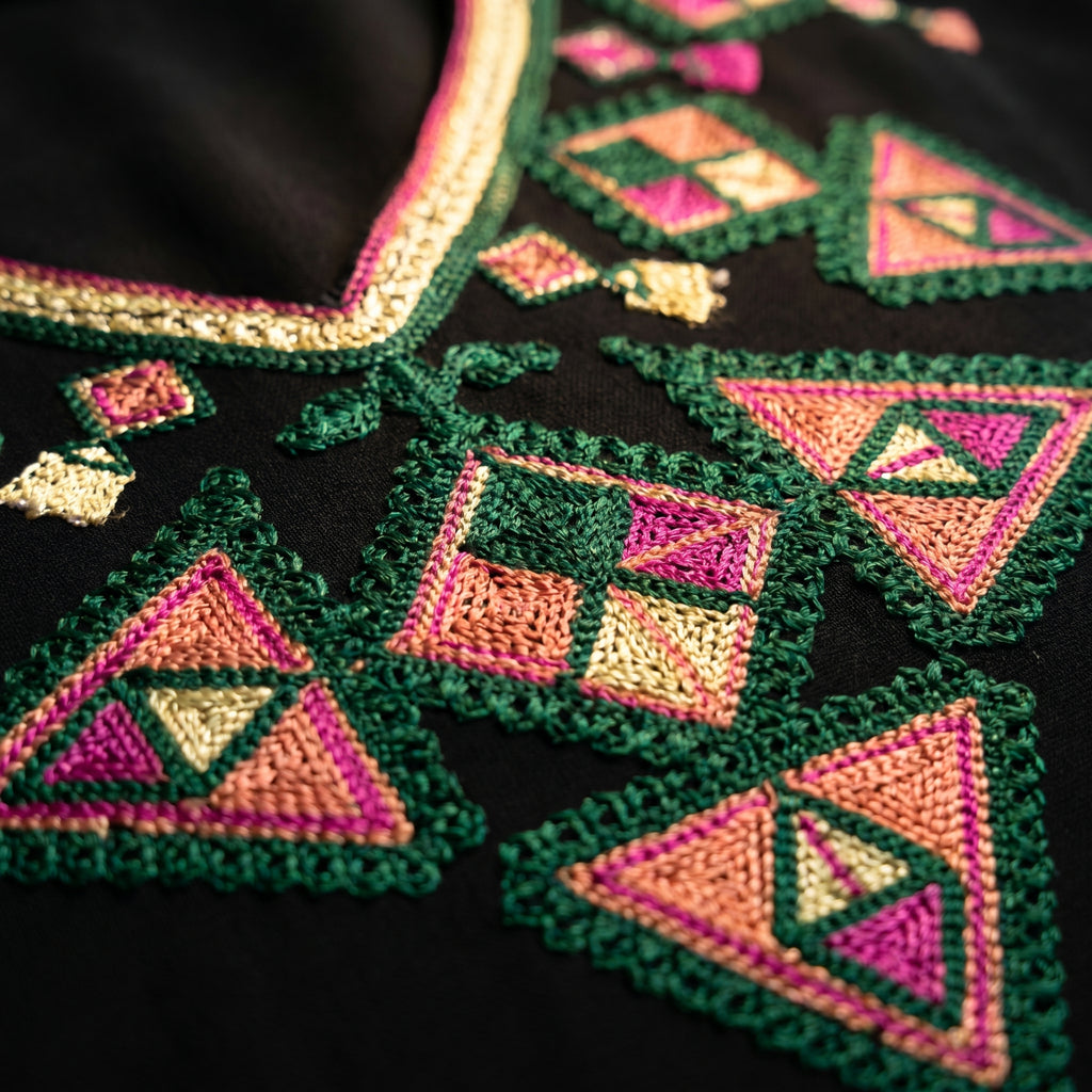 Gandoura noire broderies berbères vert et fuschia