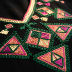 Gandoura noire broderies berbères vert et fuschia