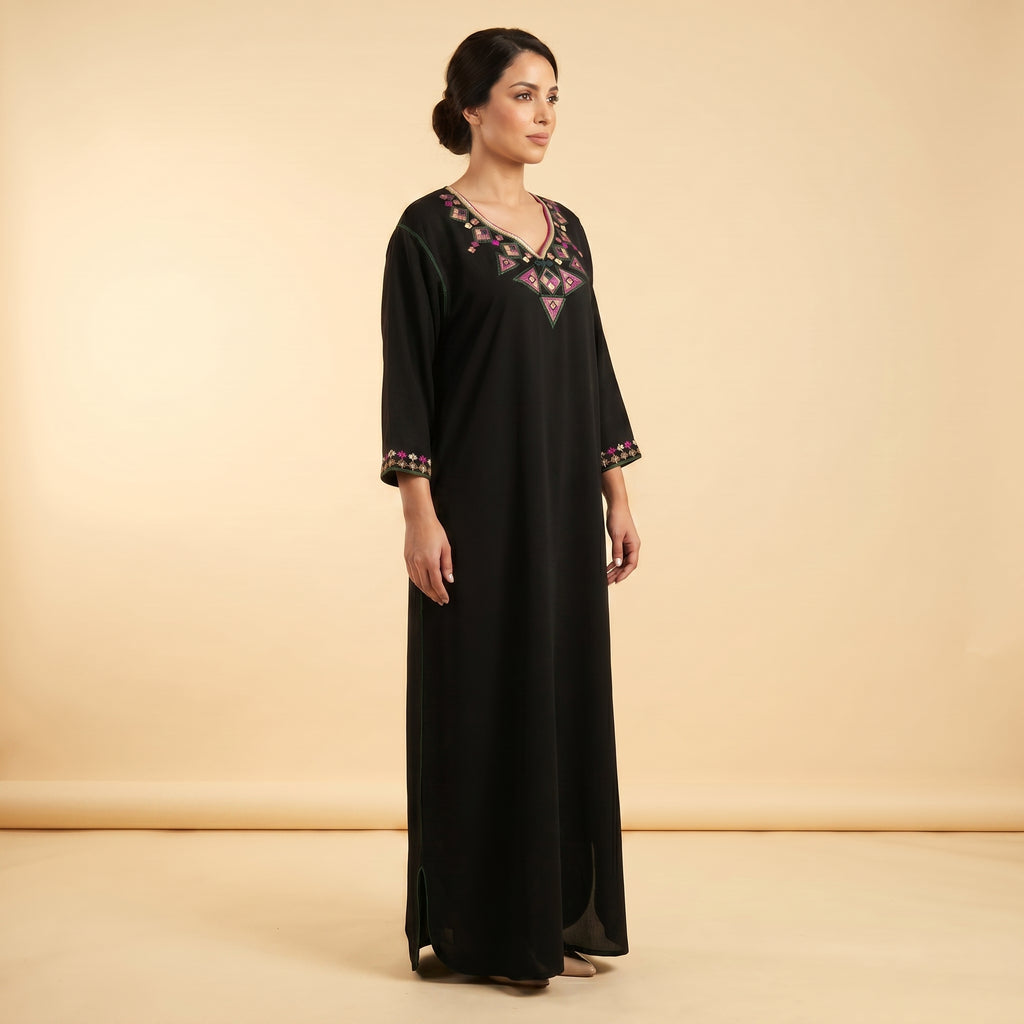Gandoura noire broderies berbères vert et fuschia