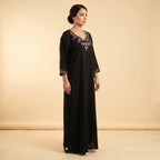 Gandoura noire broderies berbères vert et fuschia