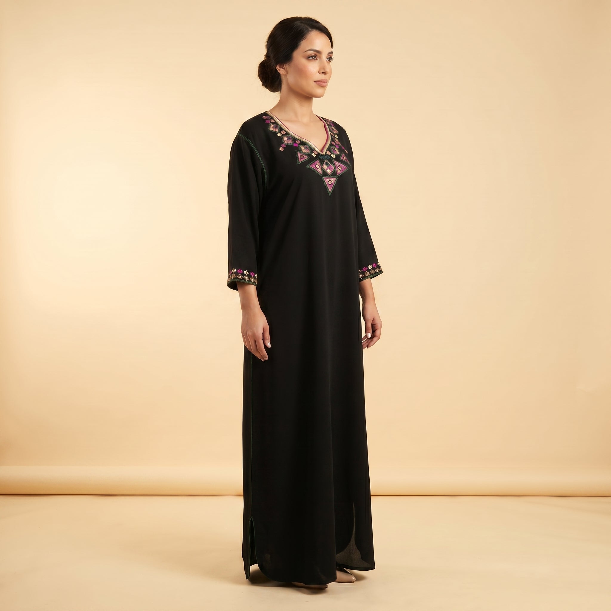 Gandoura noire broderies berbères vert et fuschia