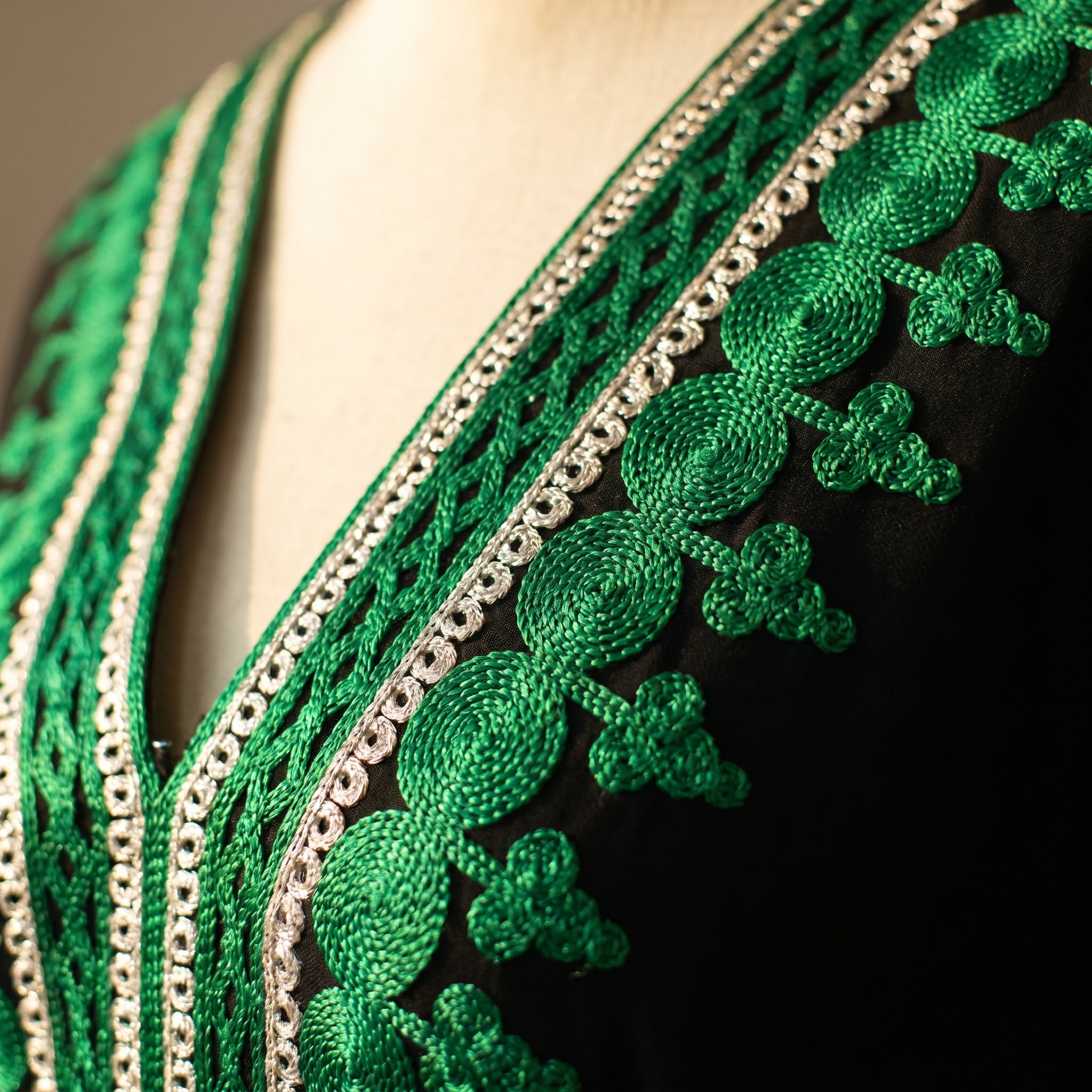 Gandoura farasha noire broderies vertes