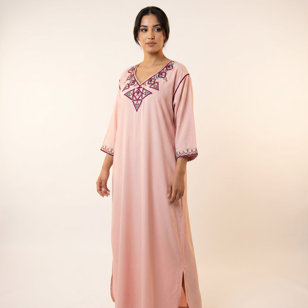 Gandoura rose poudré broderies berbères fuschia et vert